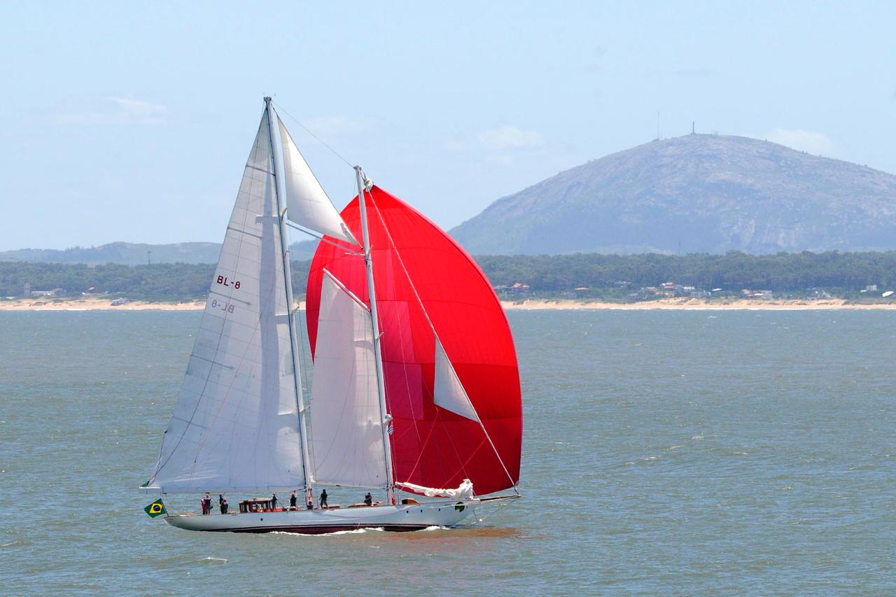 Velero en la costa uruguaya — paisaje por PuntaPress